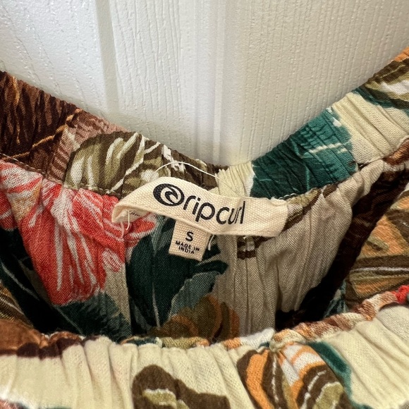 Beautiful long flowy Ripcurl Sundress. Size small - Picture 4 of 7